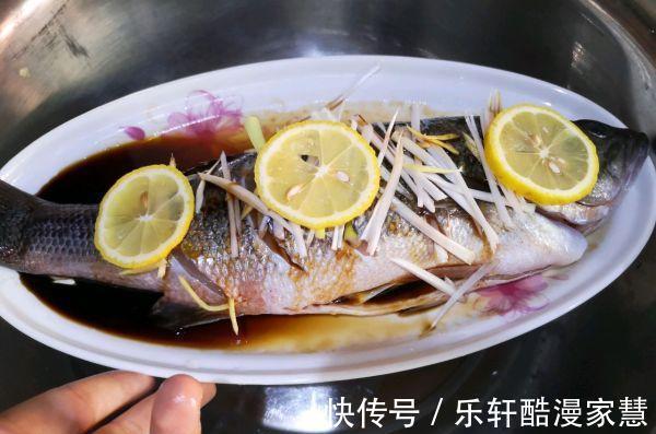 只爱这种做法清蒸鲈鱼，又快又简单，鱼肉鲜嫩细腻，好吃没有腥味