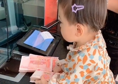 柜台|“最小富婆宝宝”银行存钱走红,网友活着不如一个穿尿不湿的