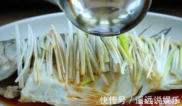 清蒸鱼|做清蒸鲈鱼，牢记“4放2不放”，鱼肉又鲜又嫩，没有腥味，好吃
