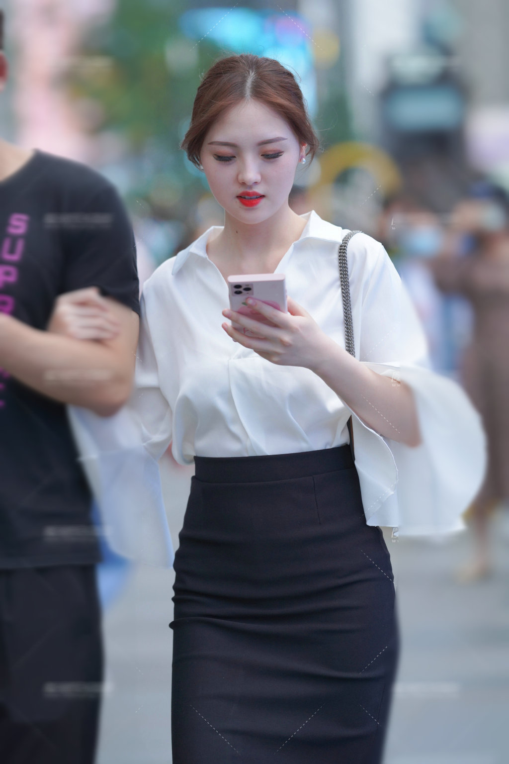 时尚|开叉的长裙总是深受成熟女性喜欢, 这种走起路来让自己飘逸又时尚