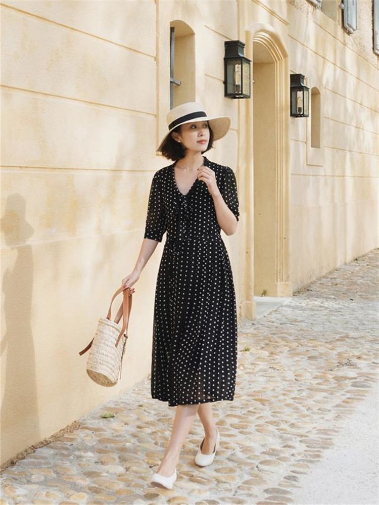 路人|路人街拍，牛仔裤搭配卡其色背心，充满运动活力范