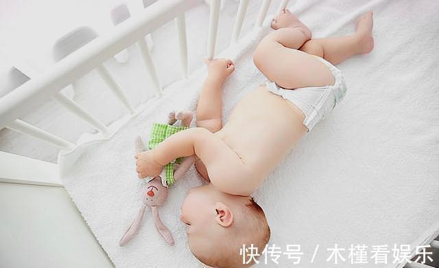手臂|宝宝多大会翻身原来不是3个月，如何引导妈妈应多学习下
