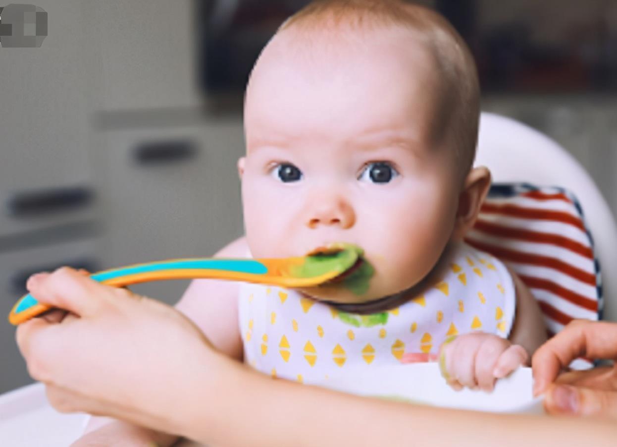 不紧不慢|宝宝“钻碗”火了,妈妈喂饭不紧不慢娃直接啃碗,网友:性子忒急