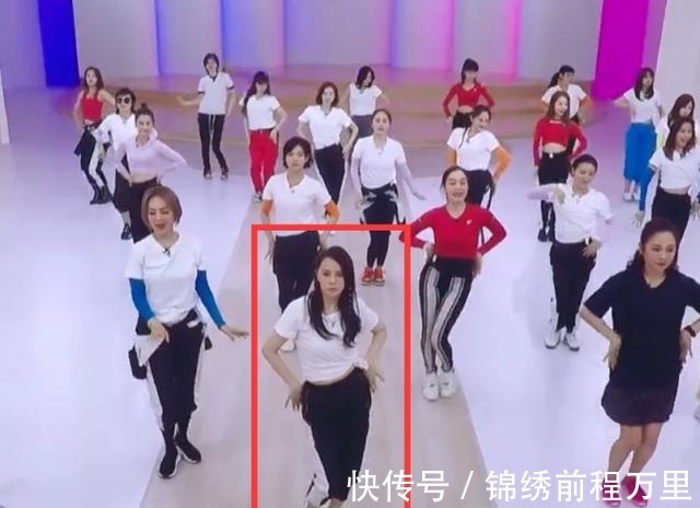 姐姐們|《乘風(fēng)破浪的姐姐》開場舞集訓(xùn)伊能靜站C位，萬茜全程笑看不吱聲