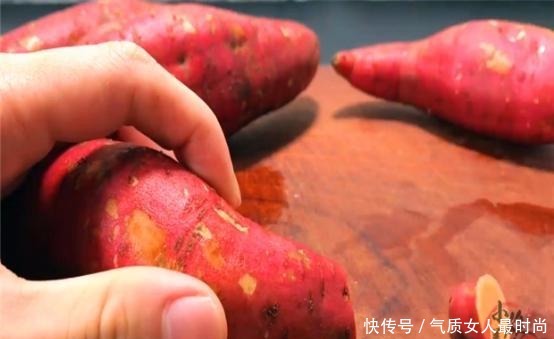 不用烤箱,教你用电饭锅烤红薯,不加一滴水,和炭烤红薯一样香
