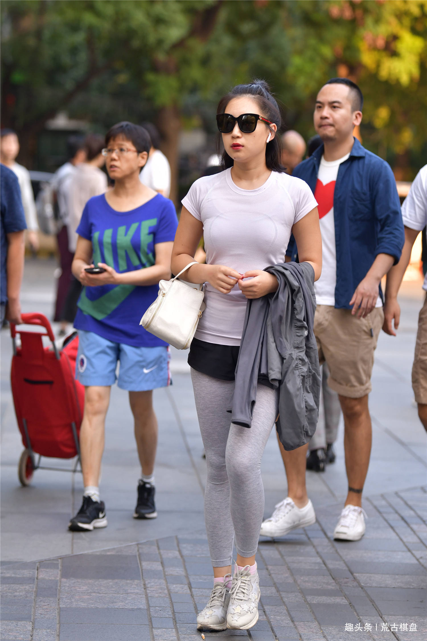 瑜伽裤 显身材的瑜伽裤,对身材自信的姑娘可以尝试搭配,穿出运动精致