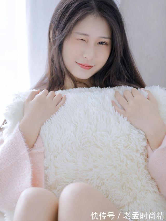 粉色 粉色系穿搭不受年龄限制,美女粉色毛衣搭配短裙,萌萌的氛围感