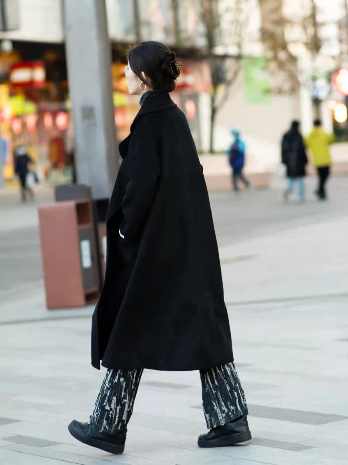 时髦|接地气的杭州路人穿搭火了,实用时髦兼具,照着穿就对了