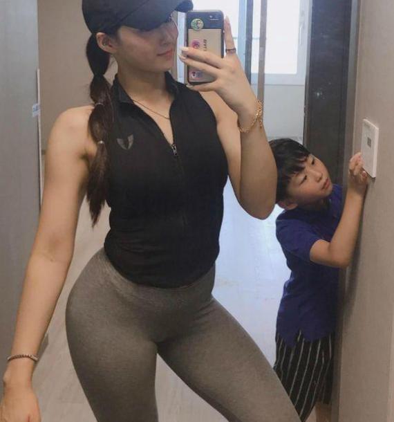 辣妈|辣妈生完孩子坚持健身,身材比例不输少女,坚持运动改变了她