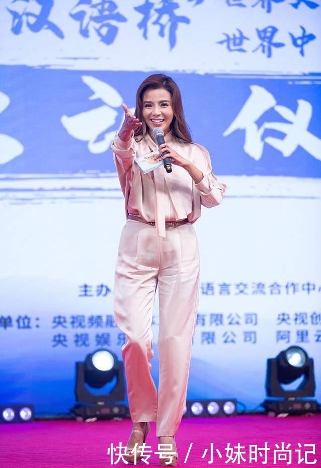 著名主持人朱迅好会穿,衬衫配阔腿裤利落干练,知性大气有格调