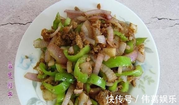 老两口的简餐，荤素巧搭配，吃到撑得慌，网友；怎么连皮都吃了