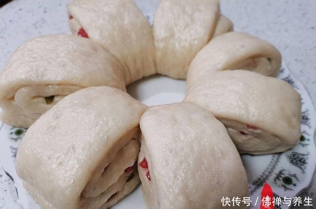 有的人爱吃花卷却不会拧,看看我介绍的这两种方法,简单易操作