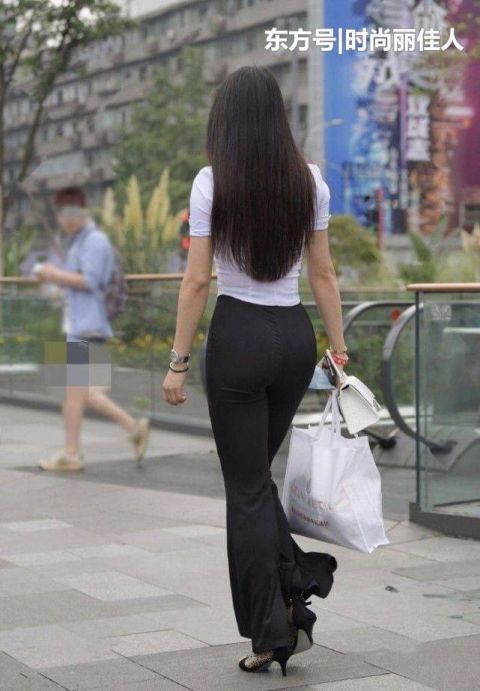 姑娘苗条的令人羡慕，穿这么瘦的衣服也能潇洒自如