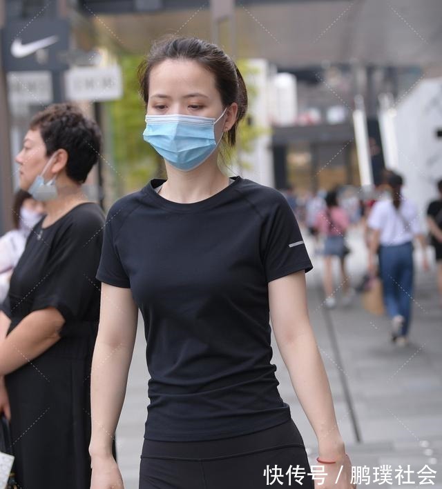 长裤 黑色打底裤搭配时尚白色上衣,简单好上手,有一种酷帅的感觉!