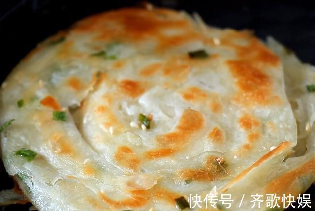 保鲜膜|葱油饼有诀窍，香酥掉渣，葱香十足，一层比一层香，天天吃都不腻