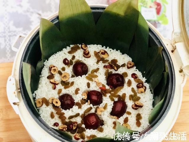 粽子|糯米加点红糖和枣,做法超级简单,吃起来比端午节的粽子都好吃!