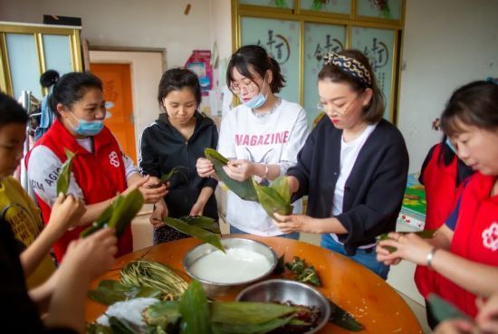 法院|在法官见证下，姐姐带着弟弟走进婚礼殿堂