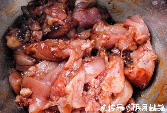 完事|鸡胸肉还能这么吃,不加一滴油,上锅一蒸就完事,健康美味两不误
