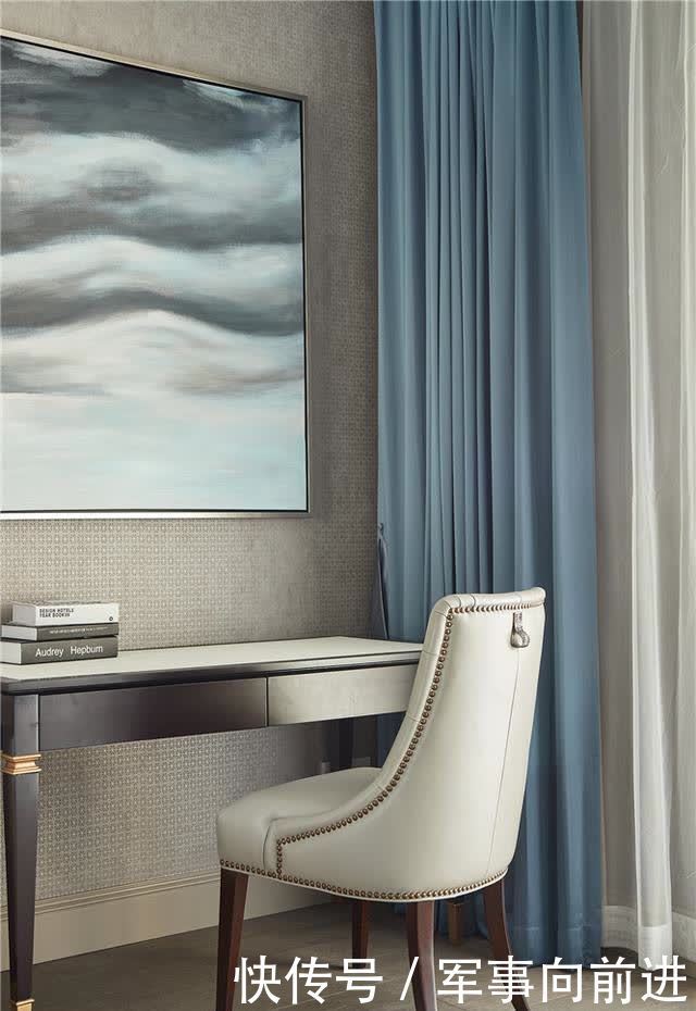 芒果|美式轻奢案例分享：客厅芒果黄色沙发、开放式厨房，全铜灯精致