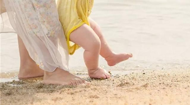 周岁|宝宝周岁前有4个关键期，家长要严格把关，别让宝宝“摔跟头”