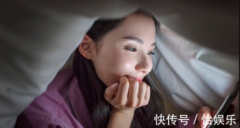 麻烦事|长期睡前玩手机,近视事小,过不了多久五件麻烦事可能不请自来!