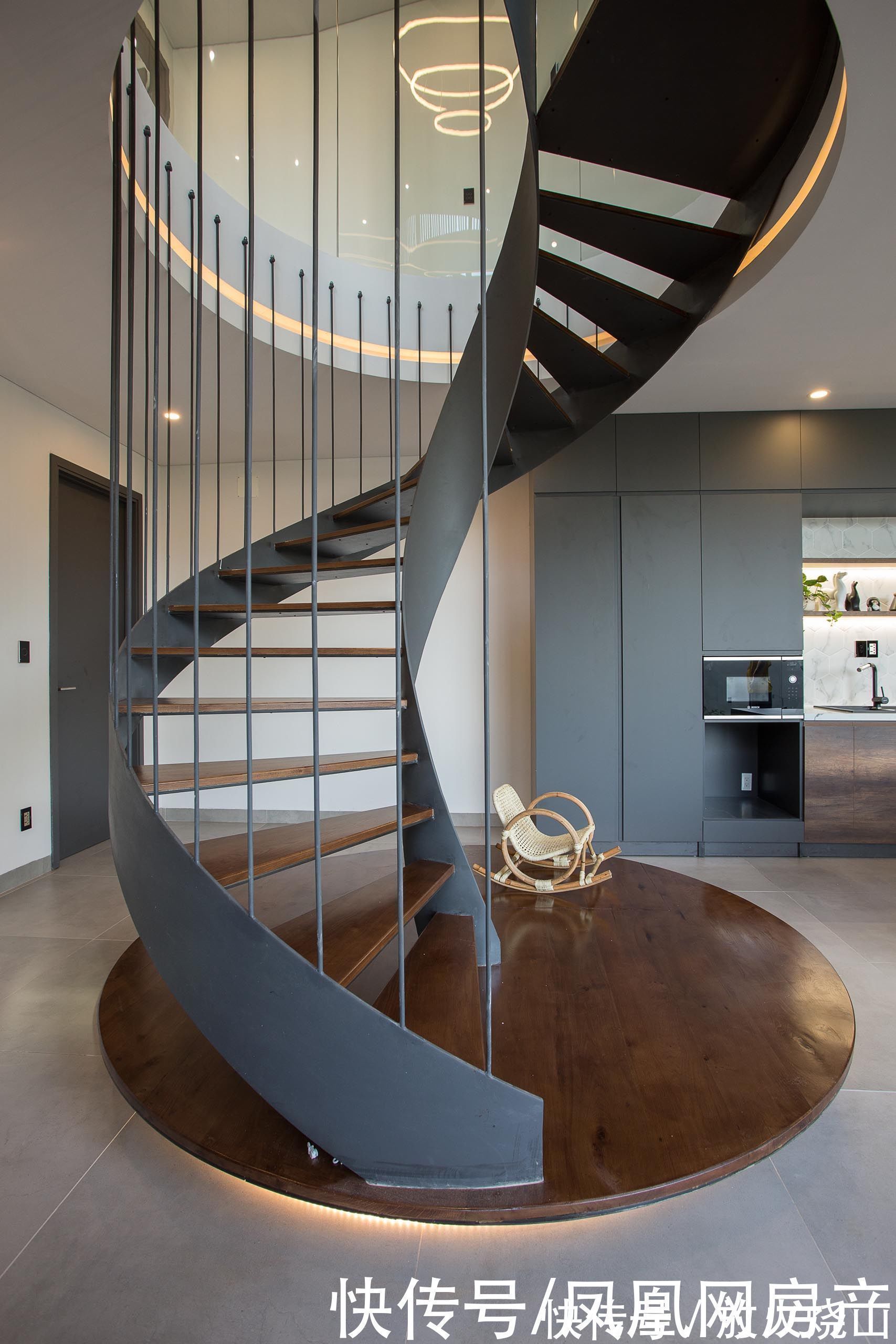 屋子|这对夫妻把屋顶改造成菜园,瓜果蔬菜都吃不完,屋内还能冬暖夏凉