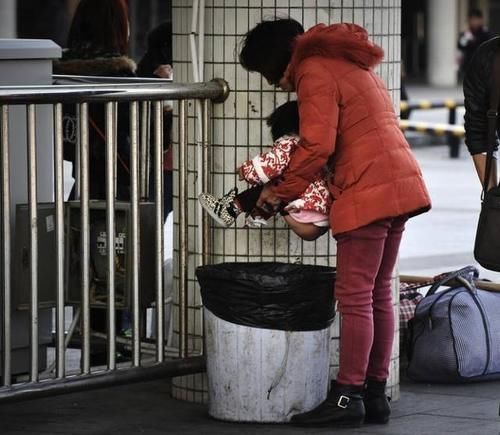 伤害|“新型把尿”正在伤害孩子,父母别只图省钱省事,这件事别再做了