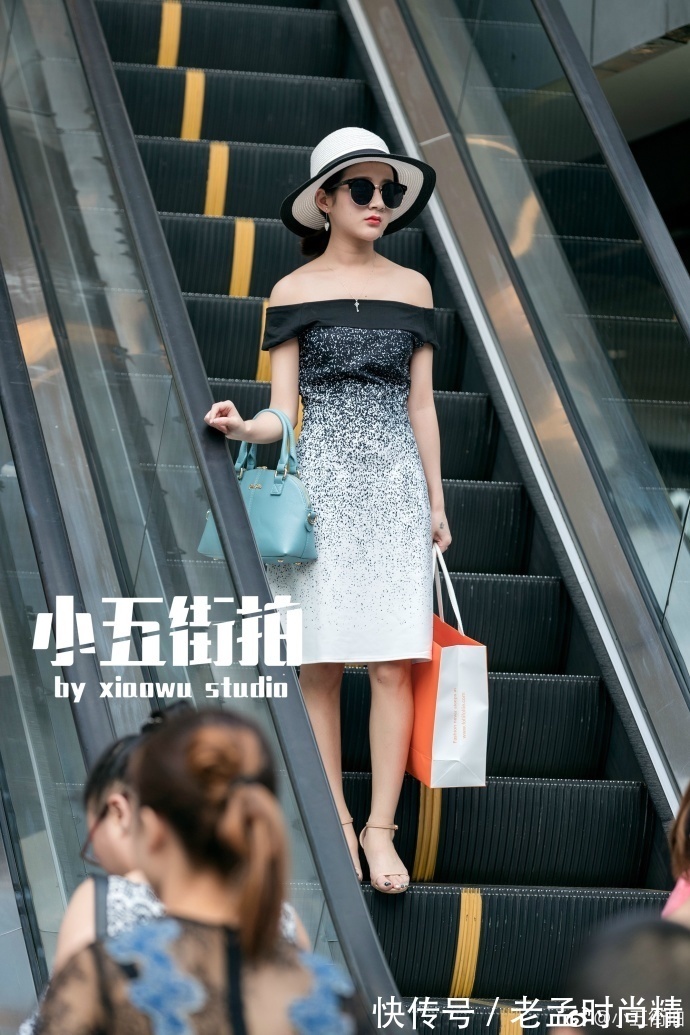 条纹|街拍,条纹衬衫搭配黑色百合裙,清新又时尚