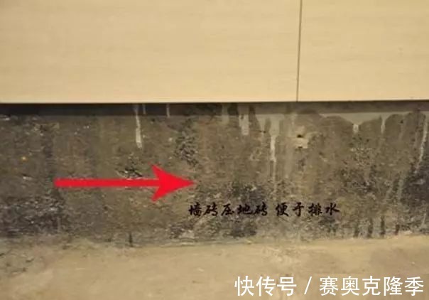 瓷砖|工人在卫生间贴瓷砖留了一排空,一开始以为偷工,后来才明白好处