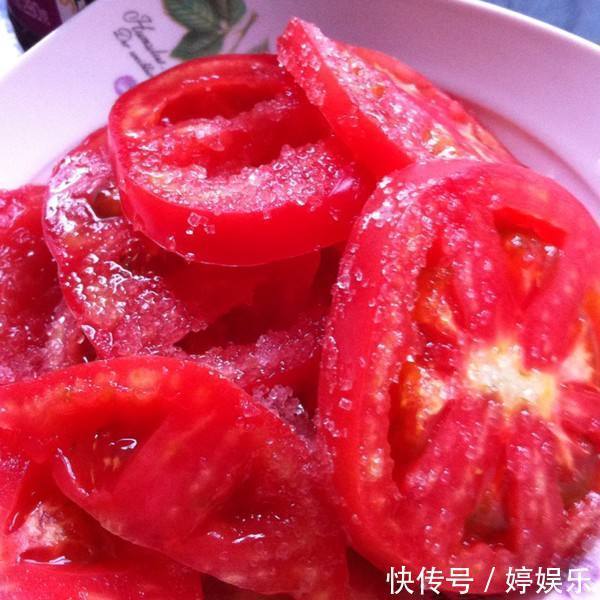 买西红柿时，别只会挑好看的，学会这些小妙招，鉴别“催红”番茄