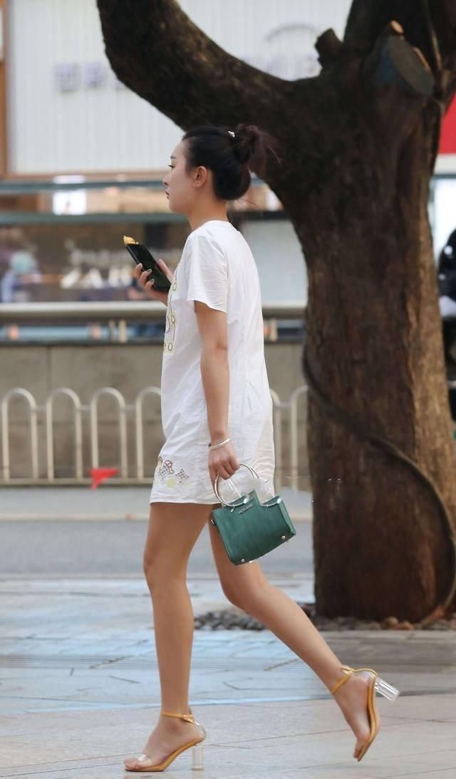 路人街拍，小姐姐身穿白色短袖连衣裙，优雅中带着高贵的气息