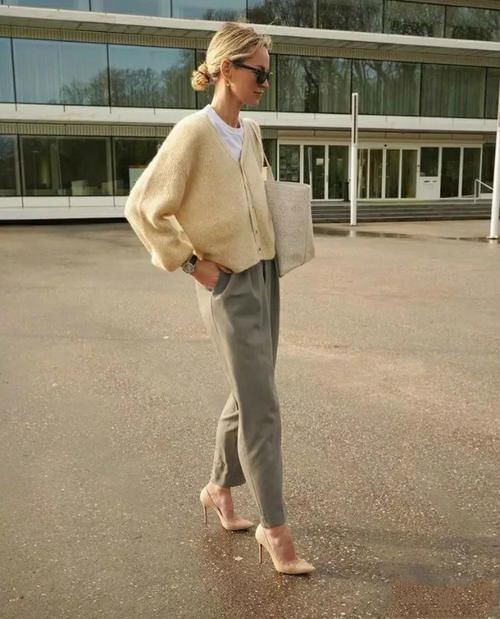 今春穿什么颜色好看？最显高级的“杏色＋墨灰”配色，错过很遗憾