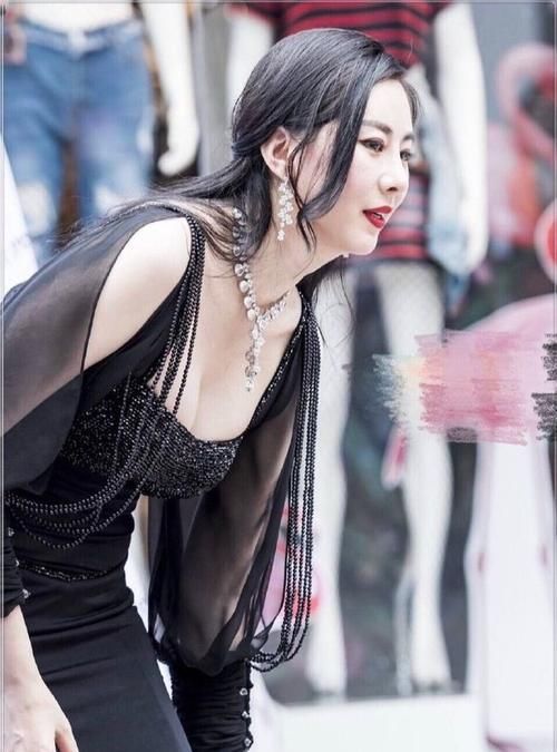 穿搭|参加典礼的小姐姐，一身包臀裙的穿搭，展现满满的女人味！