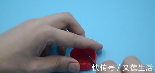 出门总是忘记带钥匙，只需一个塑料瓶盖，轻松解决大烦恼，学学吧