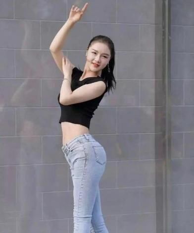 浅蓝色|小姐姐浅蓝色的牛仔裤就是完美，美丽的服装凸显了女性的身体曲线