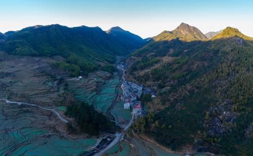 群峰如巨龙肋骨：灵山形成没有标准答案，却是人山和谐相处典范