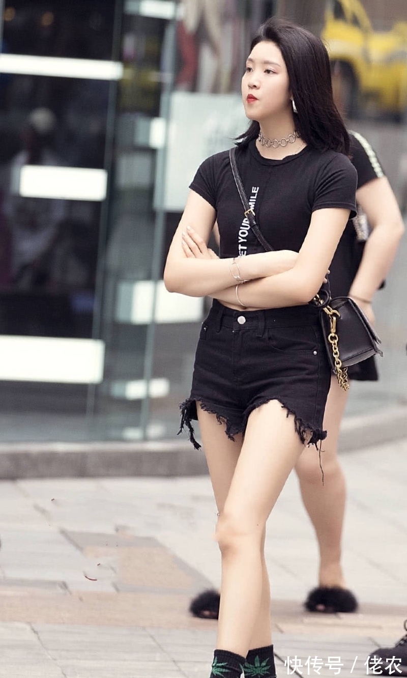 时尚|街拍:春季各种穿搭,尽显小姐姐身材,简单而时尚