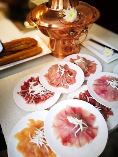 来成都旅游，头回听到还有菊花火锅？是我想的那个菊花，是我想的那个火锅吗？