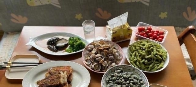 黃曉明回老家曬家人合影，吃飯開心比耶，身后多張結(jié)婚照引關(guān)注