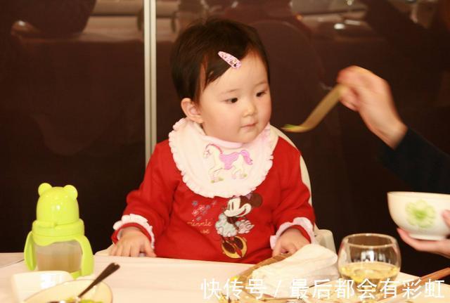 吃盐|宝宝什么时候可以吃盐医生不是越晚越好,很多父母都搞错了