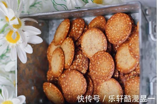 色拉油|不加黄油的饼干好吃吗自制芝麻薄脆,十分钟搞定一整盘!