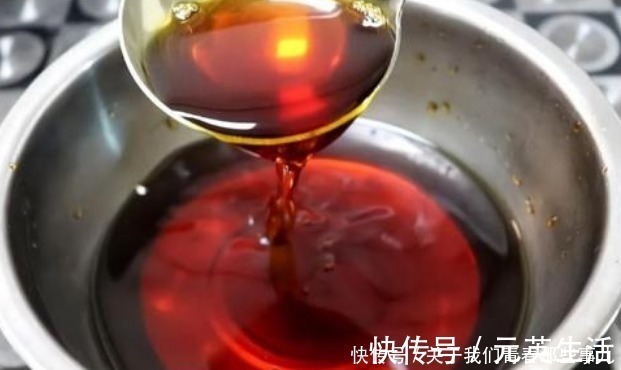 黑不发苦|炒糖色，先放冰糖就错了，多做1步，糖色红亮诱人，不发黑不发苦