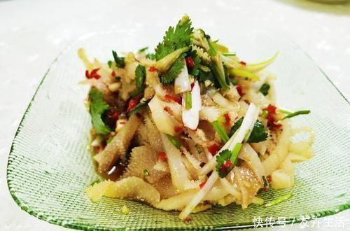 去朋友家吃饭,他媳妇随意做了8道菜,走时心想:下次不能再来了