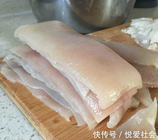 猪皮|做猪皮冻,不要直接焯水!再加一步,晶莹剔透,嫩滑q弹,吃不腻