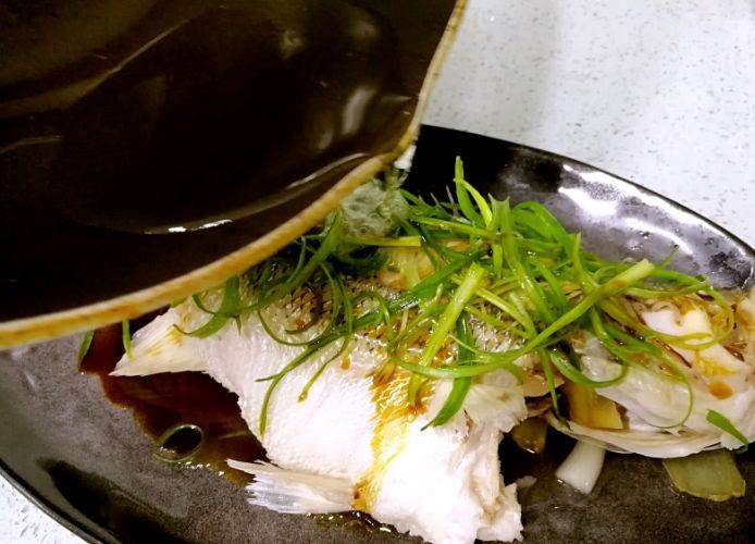 做清蒸鱼，有人加生抽，有人用蒸鱼豉油，大厨都加它，肉鲜嫩不腥