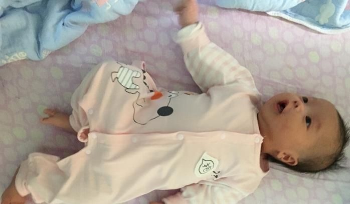 行为|宝宝睡觉时发生这3种行为,父母要注意了:娃想要睡枕头了!