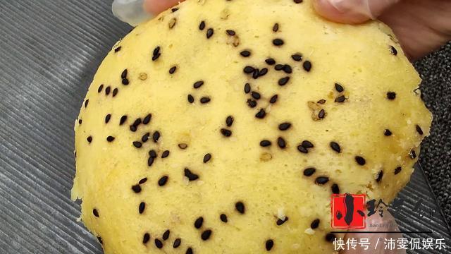  做成|小米加上一袋牛奶，做成小米糕，养胃易消化，暄软香甜，真好吃