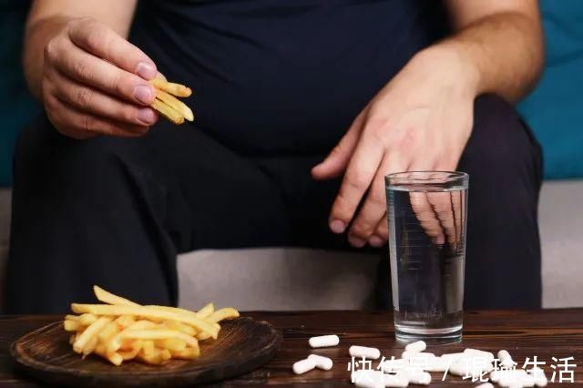 研究人员|心血管疾病死亡风险增加58％！这些食物能不吃，就尽量不吃！