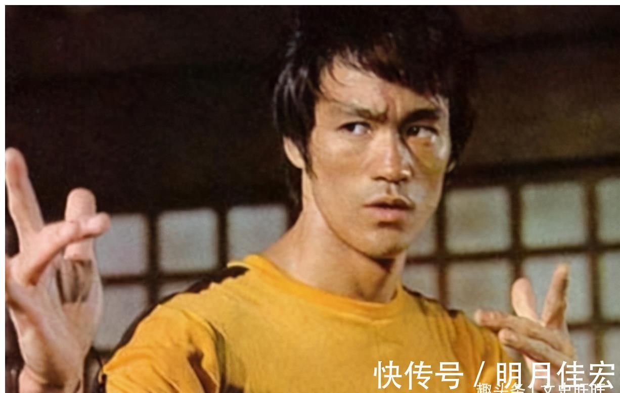 死亡游戏|1973年李小龙去世当晚，记者潜入殡仪馆，发现他脸上有个泡