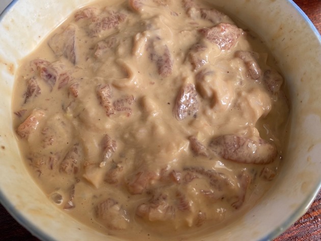 炸酥肉时,面糊是关键,“2样”调料不可少,外酥里嫩,味道正宗